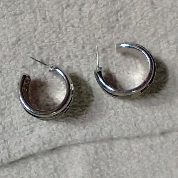 Wide silvertone hoop earrings - Picture 2 of 6